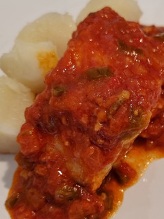 Una foto de Bacalao con tomate
