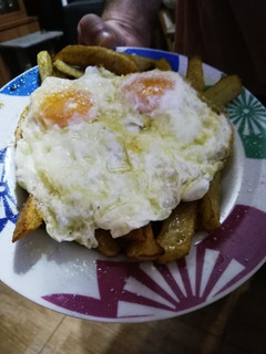 Una foto de Huevos fritos fantasma 👻con patatas 🥔receta de mi marido Paco