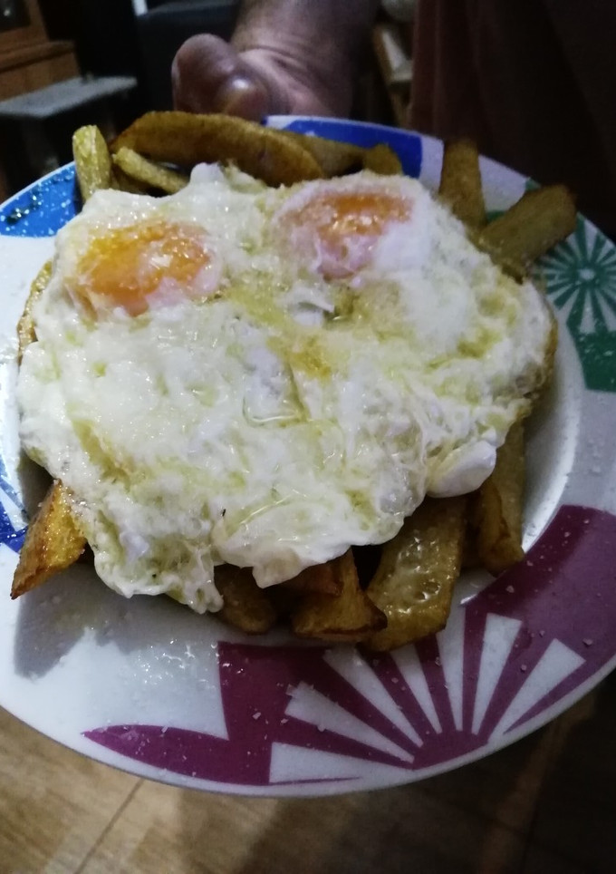 Una foto de Huevos fritos fantasma 👻con patatas 🥔receta de mi marido Paco