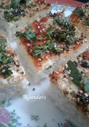 A picture of White dhokla made of dosa batter.