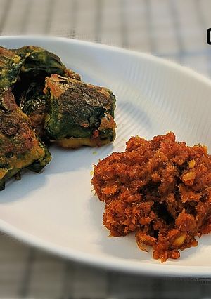 A picture of Dry fish wraps with chutney.