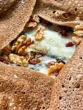 💚 Galette de sarrasin au fromage de chèvre, noix, raisins secs et miel