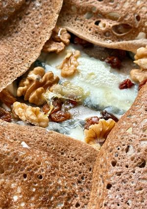 Une photo de 💚 Galette de sarrasin au fromage de chèvre, noix, raisins secs et miel