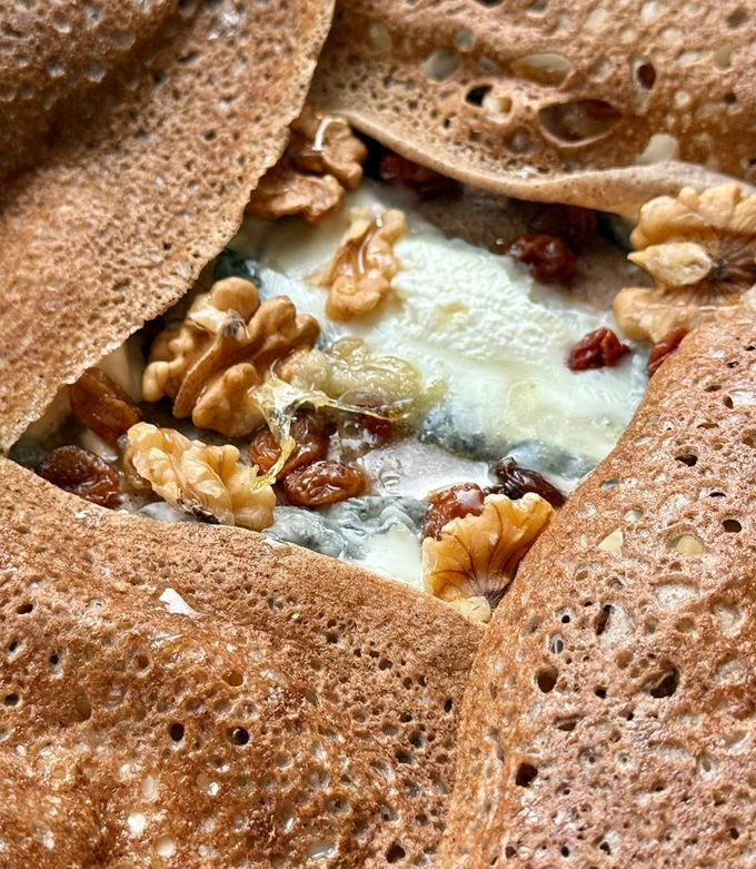 Une photo de 💚 Galette de sarrasin au fromage de chèvre, noix, raisins secs et miel