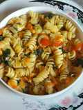 Ensalada de fideos y vegetales salteados