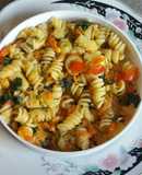 Ensalada de fideos y vegetales salteados