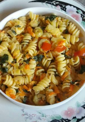 Una foto de Ensalada de fideos y vegetales salteados