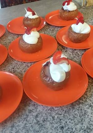 Una foto de Manzanas al horno con merengue y frutilla