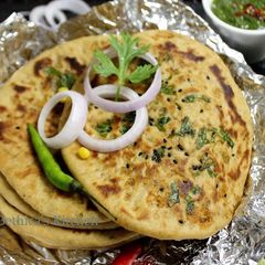 A picture of Stuffed Keema Kulcha.