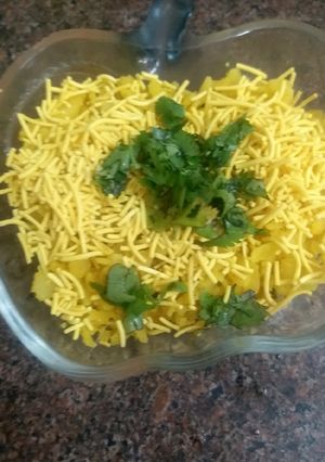 બટાકા પૌંઆ (Bataka poha recipe in Gujarati) રેસીપી મુખ્ય ફોટો