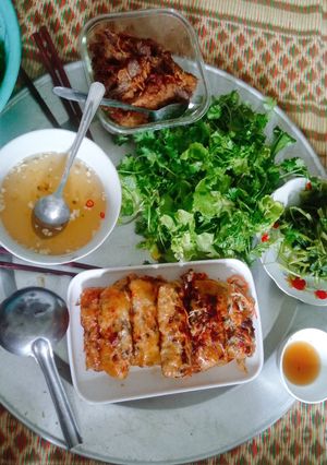 Hình của món Nem rán bữa ăn đơn giản.