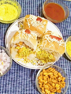 કચ્ચી દાબેલી (Kacchi Dabeli Recipe In Gujarati) રેસીપી મુખ્ય ફોટો