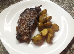 Una foto de Bife de entrecot con papines salteados