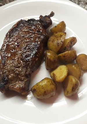 Una foto de Bife de entrecot con papines salteados