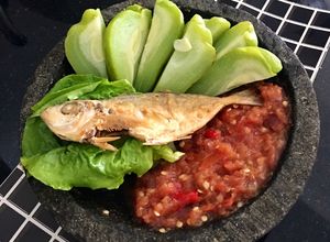 Foto resep Menu 3 in one (sambal dadak,asin goreng,lalapan)