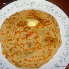 A picture of Aloo paratha.