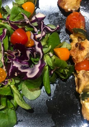 Une photo de Brochette de dinde et salade colorée