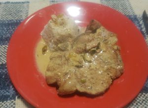 Una foto de Costillitas de cerdo a la mostaza con timbal de arroz