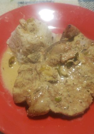 Una foto de Costillitas de cerdo a la mostaza con timbal de arroz