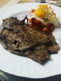 Filete de ternera adobada con arroz a la cubana y huevos de codorniz
