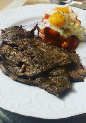 Una foto de Filete de ternera adobada con arroz a la cubana y huevos de codorniz