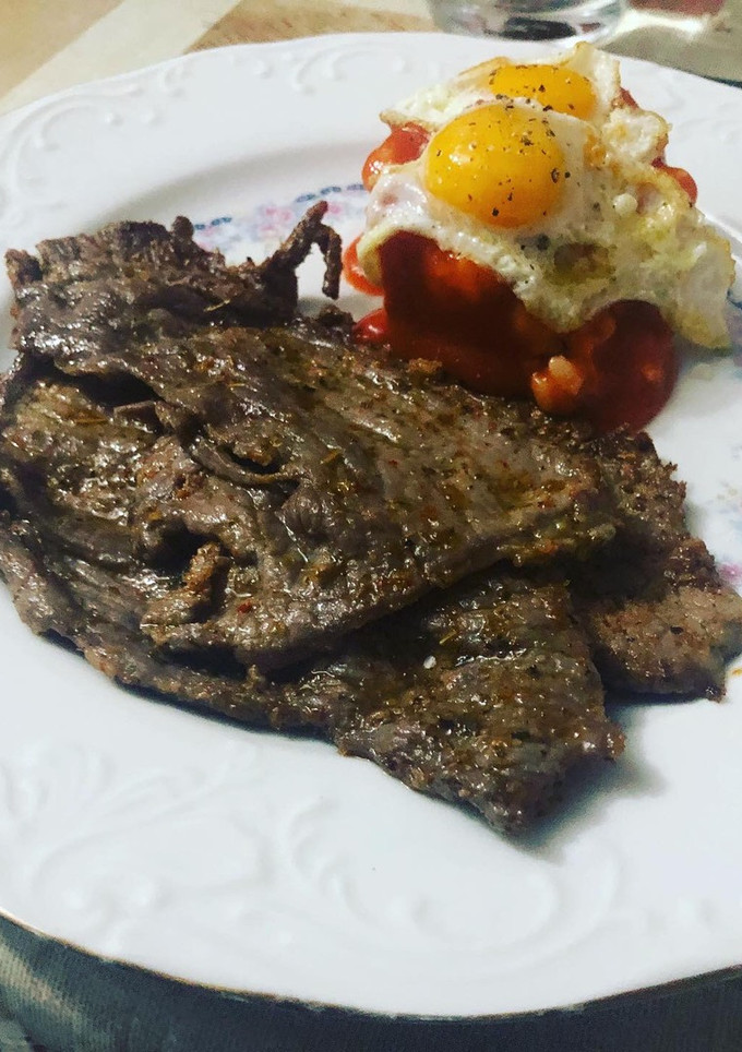 Una foto de Filete de ternera adobada con arroz a la cubana y huevos de codorniz