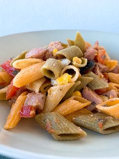 Una foto de Ensalada de pasta con pavo al ajillo | ¡Plato de aprovechamiento!
