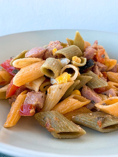 Una foto de Ensalada de pasta con pavo al ajillo | ¡Plato de aprovechamiento!