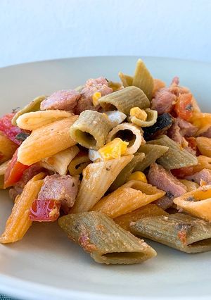 Foto principal de Ensalada de pasta con pavo al ajillo | ¡Plato de aprovechamiento!