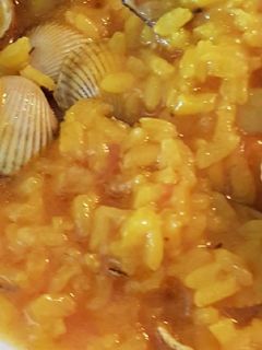 Una foto de Arroz con berberechos ♡♡♡
