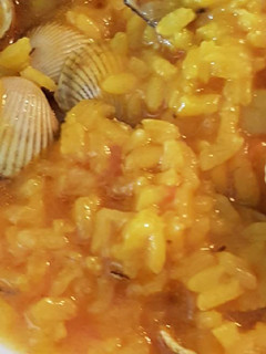 Una foto de Arroz con berberechos ♡♡♡