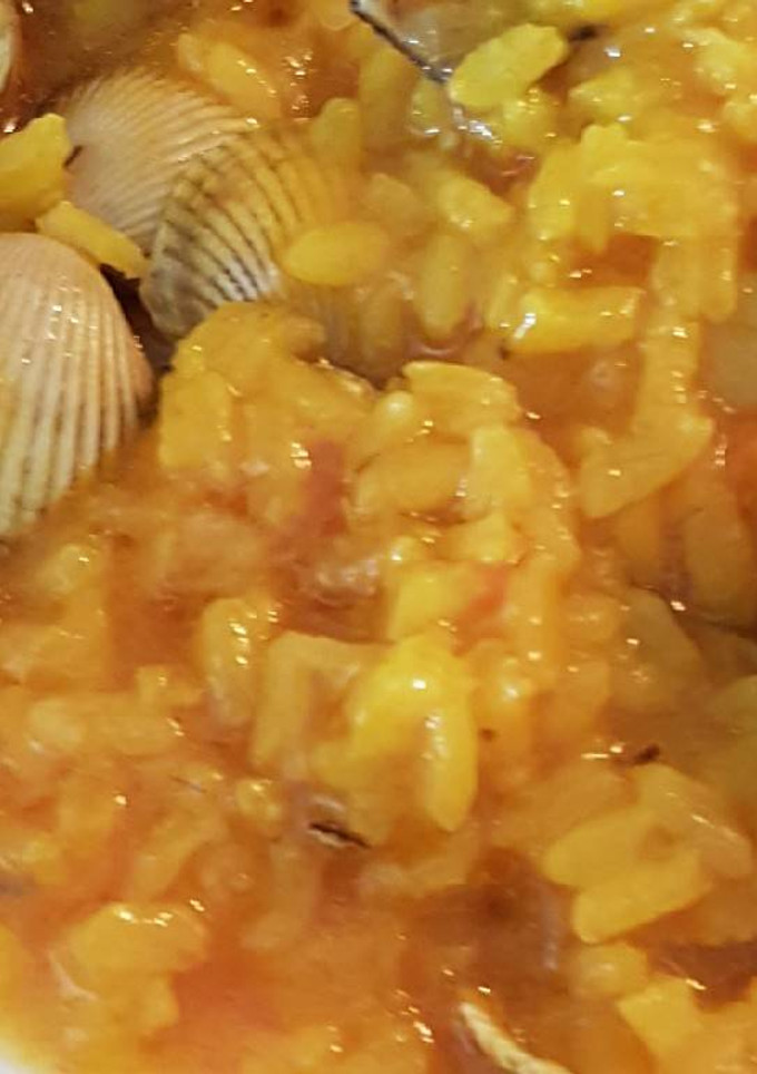 Una foto de Arroz con berberechos ♡♡♡