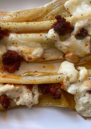 Una foto de Puerros al horno con sobrasada y burrata