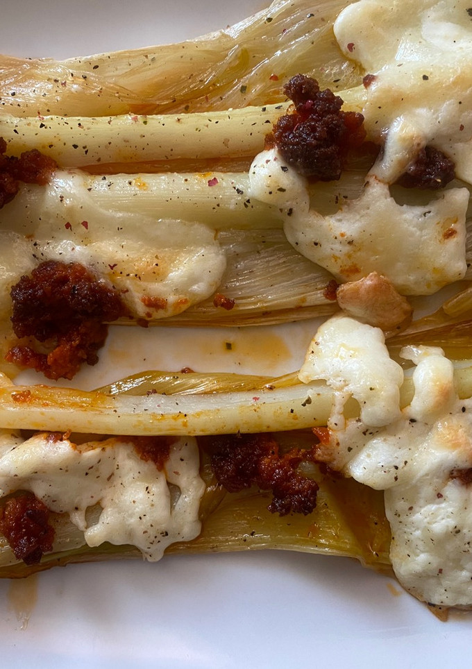 Una foto de Puerros al horno con sobrasada y burrata