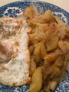 Una foto de Huevos fritos con puntillas paisanas