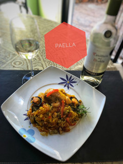 Una foto de Paella mixta (pollo y mariscos)