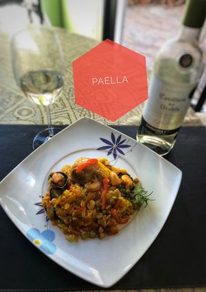 Una foto de Paella mixta (pollo y mariscos)