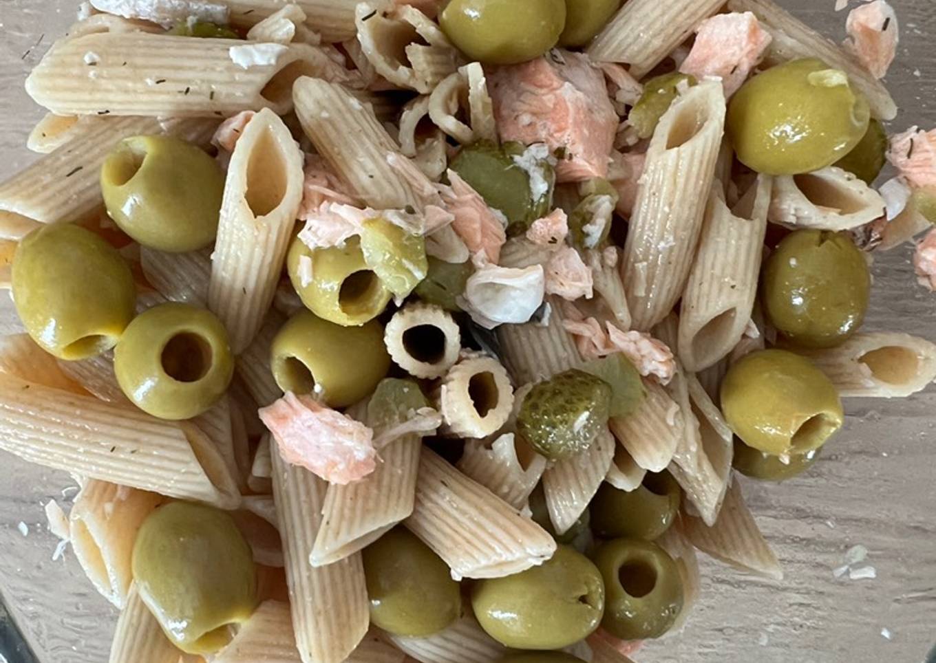 Pasta fría con salmón