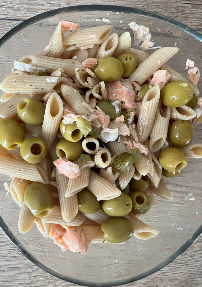 Una foto de Pasta fría con salmón