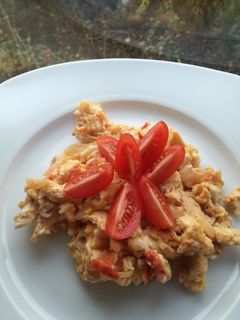 Hagymás paradicsomos rántotta recept fotója