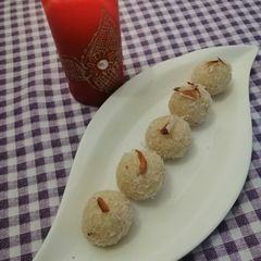 A picture of Coconut ladoo.