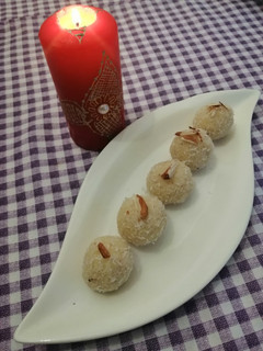 A picture of Coconut ladoo.