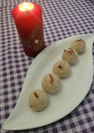 A picture of Coconut ladoo.
