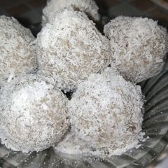 A picture of Nariyal ka ladoo.