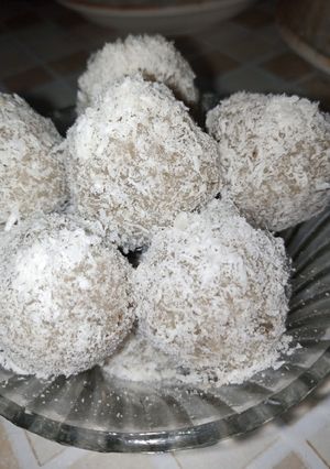 A picture of Nariyal ka ladoo.