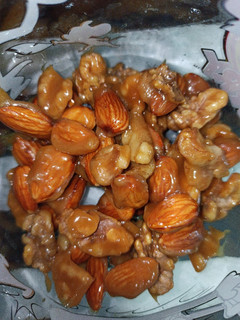 Una foto de Nueces y almendras caramelizadas
