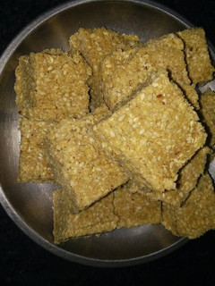 गुड़ और तिल की कतली (Jaggery or til ki katli recipe in hindi) रेसिपी मुख्य फोटो