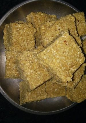 गुड़ और तिल की कतली (Jaggery or til ki katli recipe in hindi) रेसिपी मुख्य फोटो