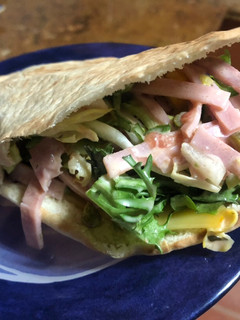 Una foto de Pan de pita relleno “ligero”🌯