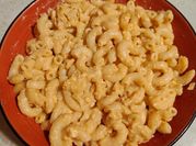 Una foto de macarrones con queso y pollo